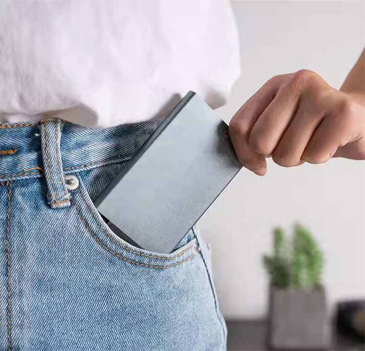 Minimalist Pop-Up Slim RFID Metal Wallet (4) Minimalist Pop-Up Slim RFID Metal Wallet (4)